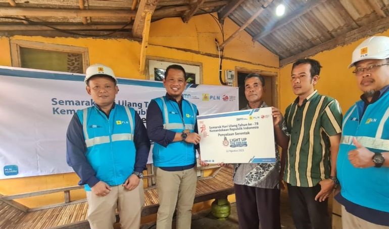 Sebelas keluarga tidak mampu Bekasi nikmati sambungan listrik gratis Sebelas keluarga tidak mampu Bekasi nikmati sambungan listrik gratis