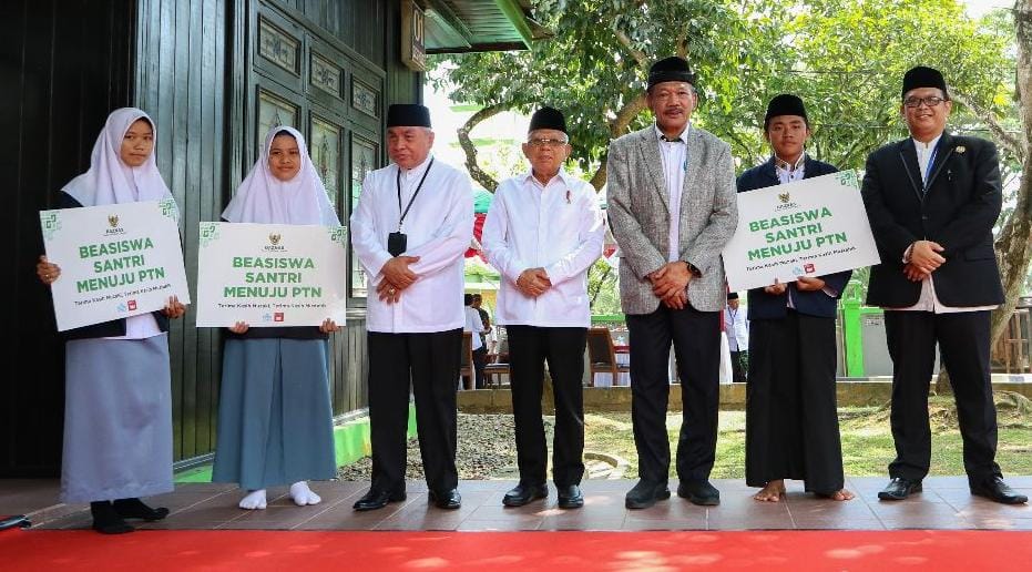 Wapres dan BAZNAS serahkan bantuan beasiswa Santri Menuju PTN di Samarinda Wapres dan BAZNAS serahkan bantuan beasiswa Santri Menuju PTN di Samarinda