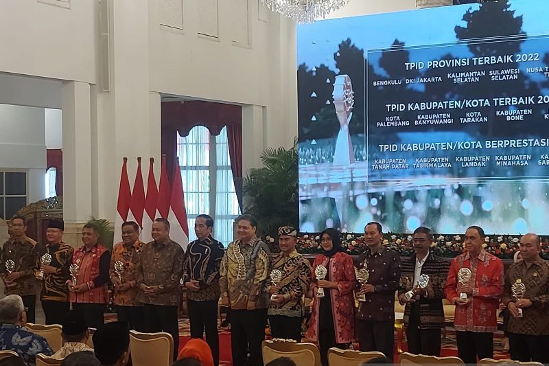 Jokowi ingatkan cadangan pangan di daerah antisipasi kasus Papua Jokowi ingatkan cadangan pangan di daerah antisipasi kasus Papua