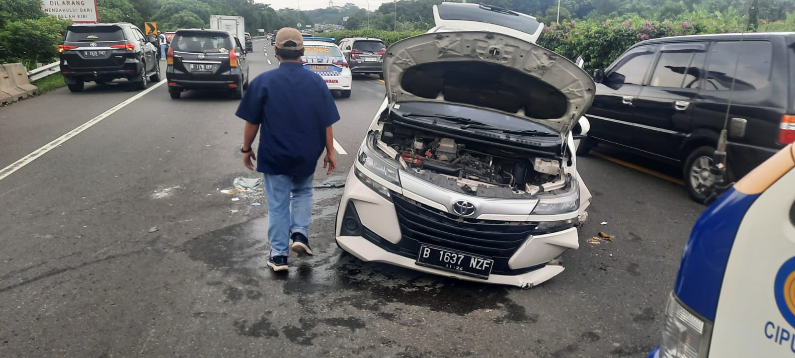 Mobil pemudik tabrak pembatas jalan di Tol Cipularang, empat orang luka-luka Mobil pemudik tabrak pembatas jalan di Tol Cipularang, empat orang luka-luka