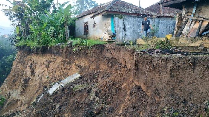 27 April 2019: Longsor tebing setinggi 30 meter menerjang 18 rumah di Cililin