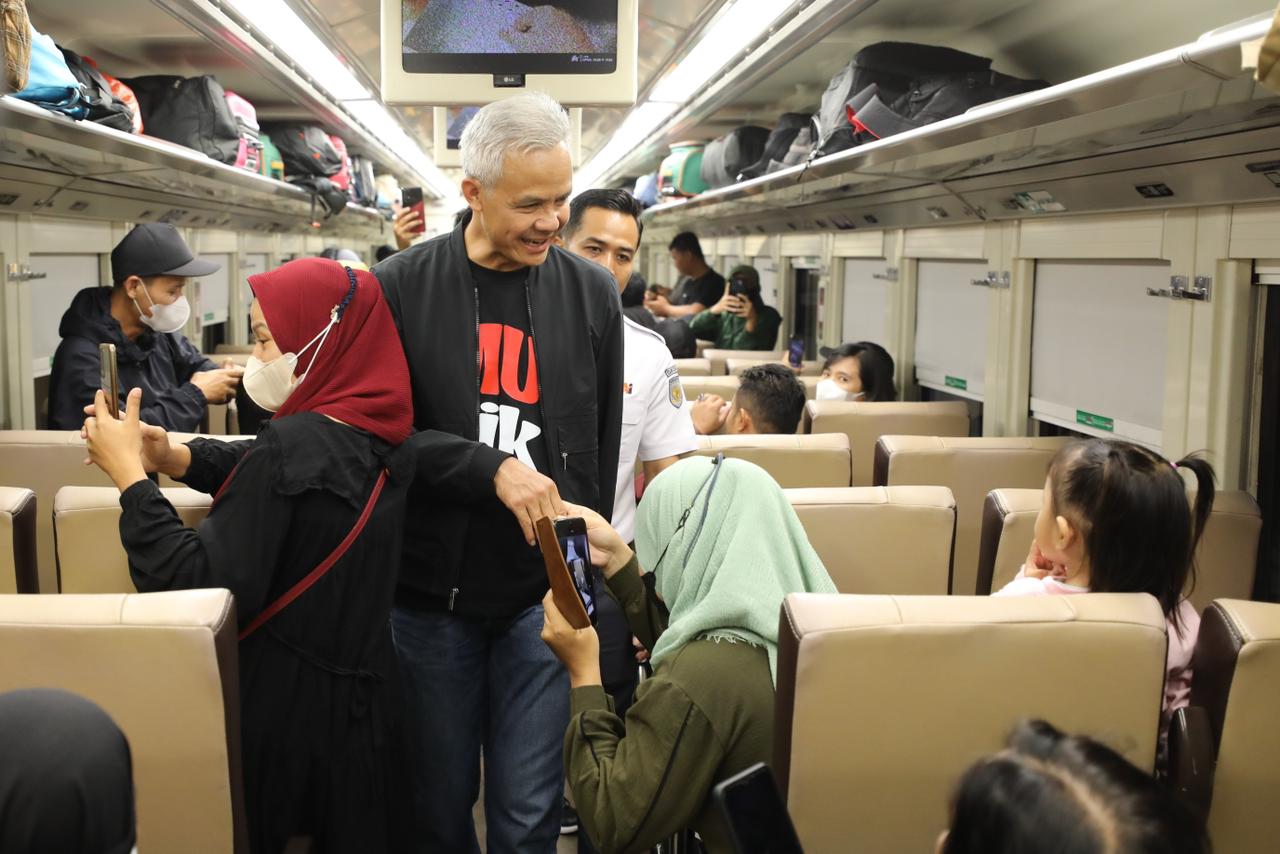Gubernur Jateng antar ratusan pemudik via kereta di Stasiun Pasar Senen Gubernur Jateng antar ratusan pemudik via kereta di Stasiun Pasar Senen