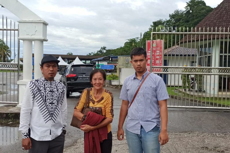 Imigrasi deportasi seorang perempuan asal Malaysia Imigrasi deportasi seorang perempuan asal Malaysia