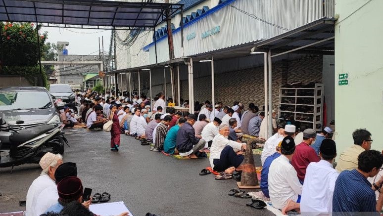 Jamaah padati Masjid Darul Ulum FKIP Uhamka Jamaah padati Masjid Darul Ulum FKIP Uhamka