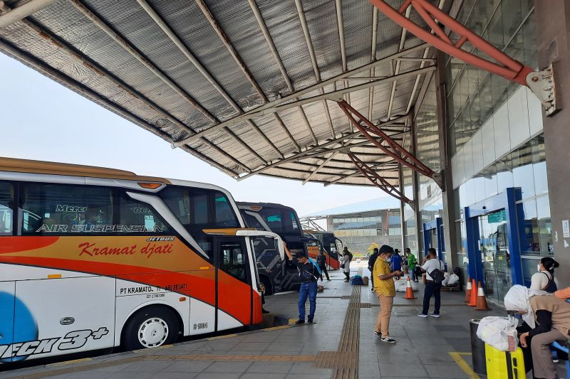 Terminal Pulo Gebang siapkan bus cadangan antisipasi animo pemudik Terminal Pulo Gebang siapkan bus cadangan antisipasi animo pemudik