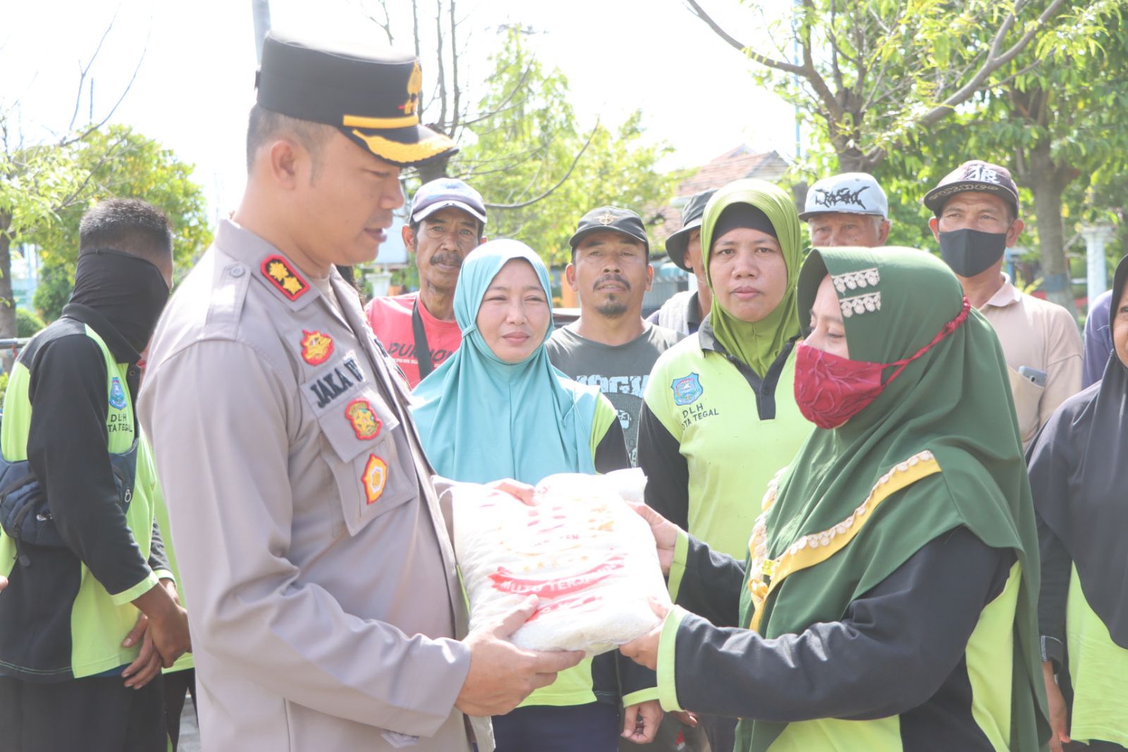 Kapolres Tegal Kota salurkan bantuan sosial bagi pegawai harian lepas Kapolres Tegal Kota salurkan bantuan sosial bagi pegawai harian lepas