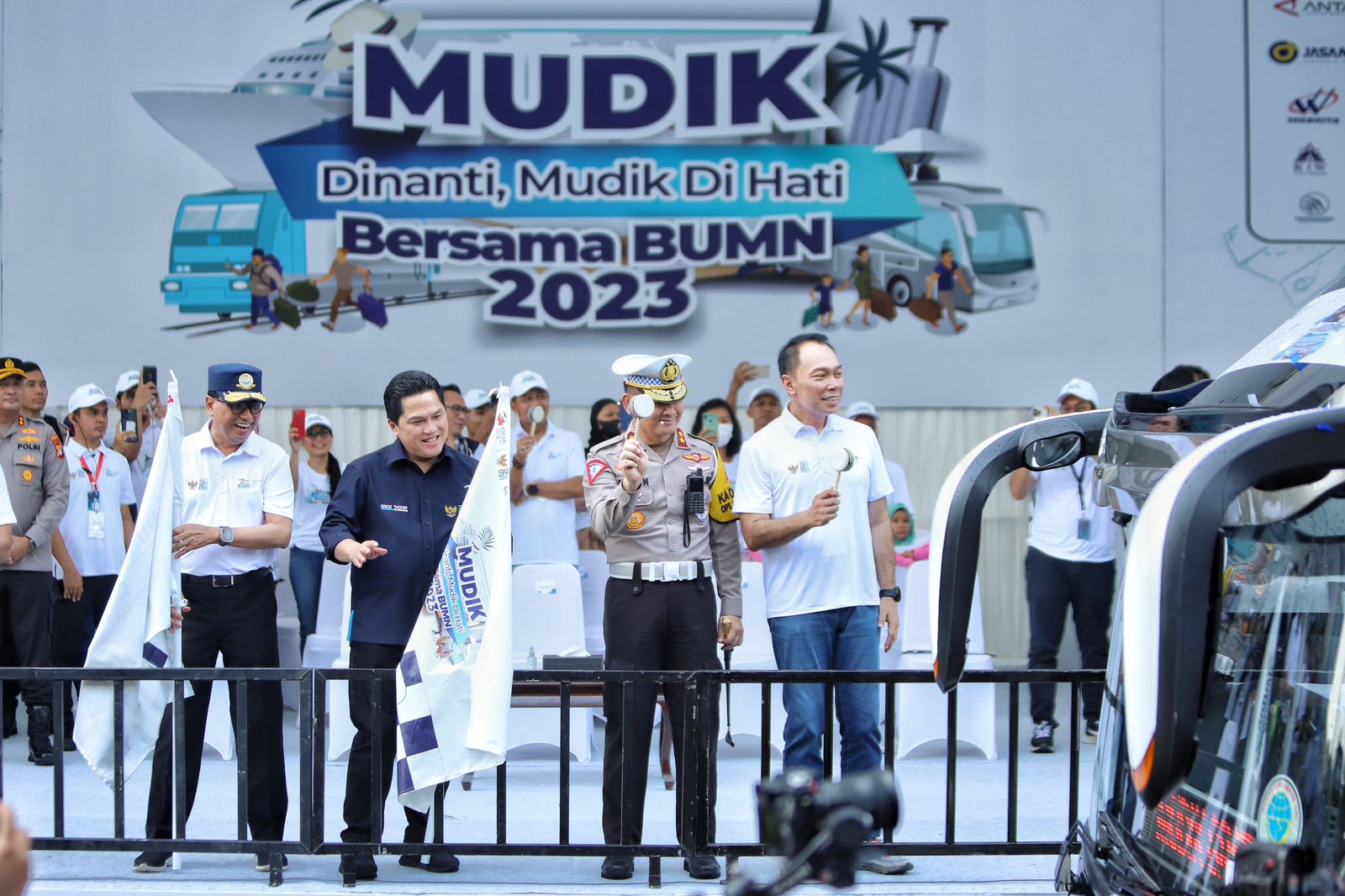 Menteri BUMN bersama Menteri Perhubungan lepas ribuan pemudik BUMN dari GBK Jakarta Menteri BUMN bersama Menteri Perhubungan lepas ribuan pemudik BUMN dari GBK Jakarta