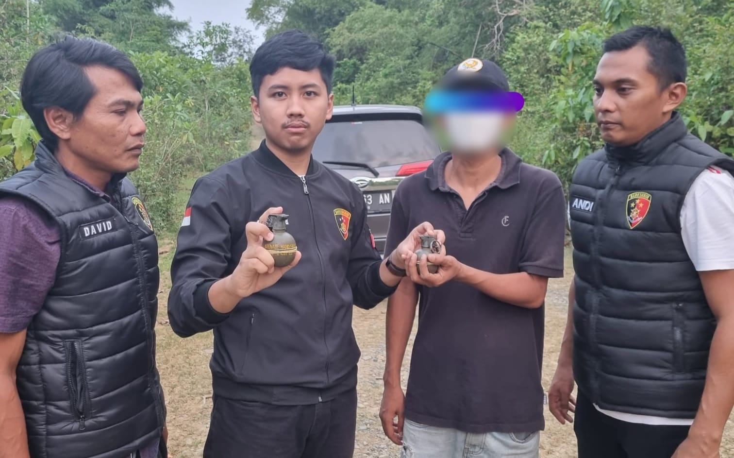 Petani di Pidie serahkan dua buah granat aktif kepada polisi Petani di Pidie serahkan dua buah granat aktif kepada polisi