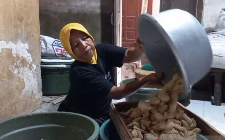 Penjualan kue manco khas Madiun meningkat menjelang Lebaran 2023