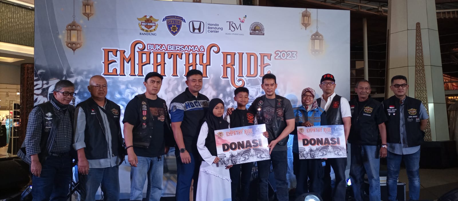 Sebanyak 200 petugas kebersihan kota Bandung Jawa Barat mendapat takjil gratis