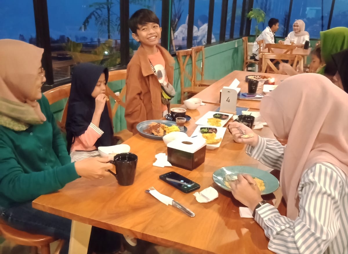 Menikmati kuliner buka puasa di obyek wisata Langit Pitu 