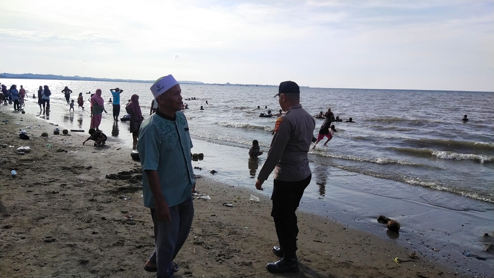 Ops Ketupat Seulawah 2023, polisi pantau aktivitas wisatawan di Pantai Lancok Ops Ketupat Seulawah 2023, polisi pantau aktivitas wisatawan di Pantai Lancok