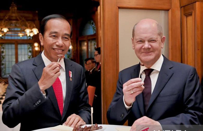 Jokowi ditemani Kanselir Jerman buka puasa dengan kurma di Hannover