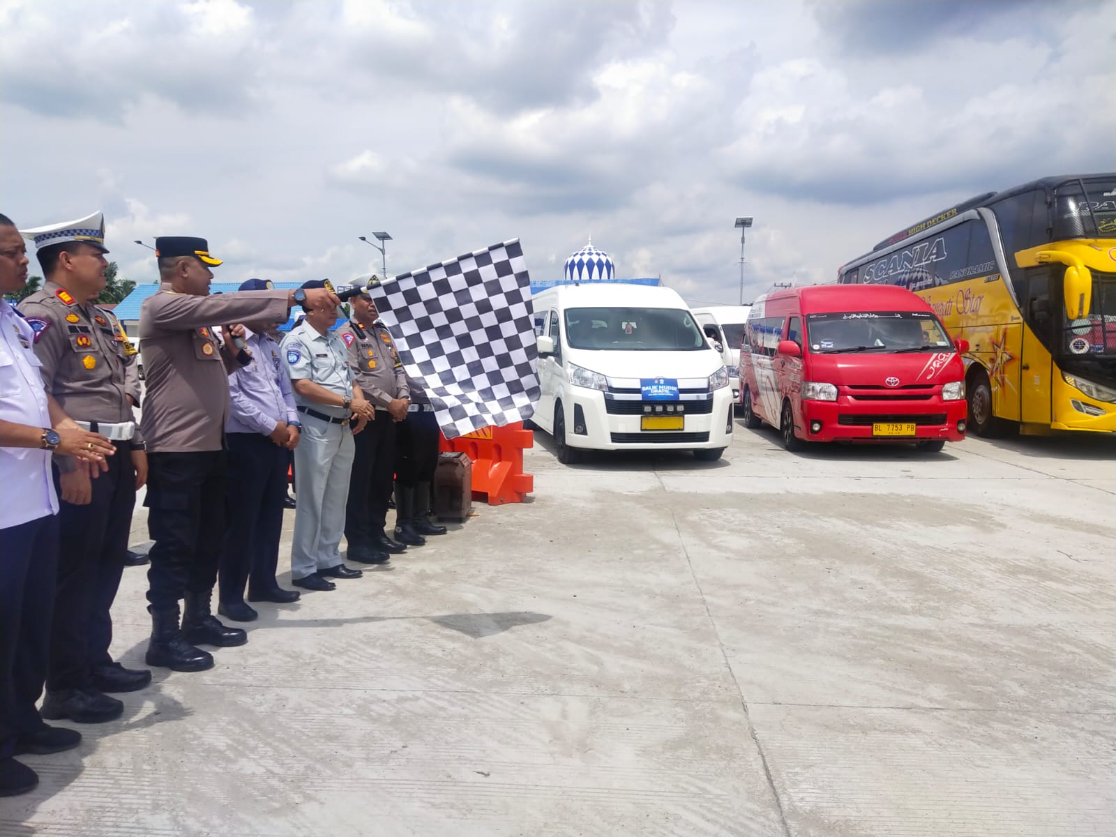 Kasatlantas Polres Aceh Utara lepas 13 kendaraan balik Mudik Gratis Kasatlantas Polres Aceh Utara lepas 13 kendaraan balik Mudik Gratis
