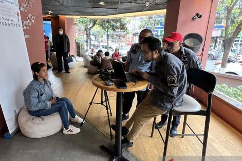 Tim imigrasi KBRI Beijing terbitkan SPLP WNI di penjara Chengdu Tim imigrasi KBRI Beijing terbitkan SPLP WNI di penjara Chengdu