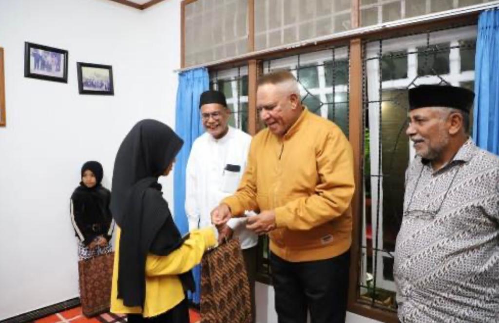 Pj Gubernur Paulus Waterpauw bagikan sembako dan buka puasa bersama warga Pj Gubernur Paulus Waterpauw bagikan sembako dan buka puasa bersama warga
