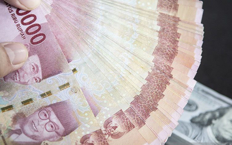 Rupiah melemah seiring pasar tunggu rilis data inflasi AS