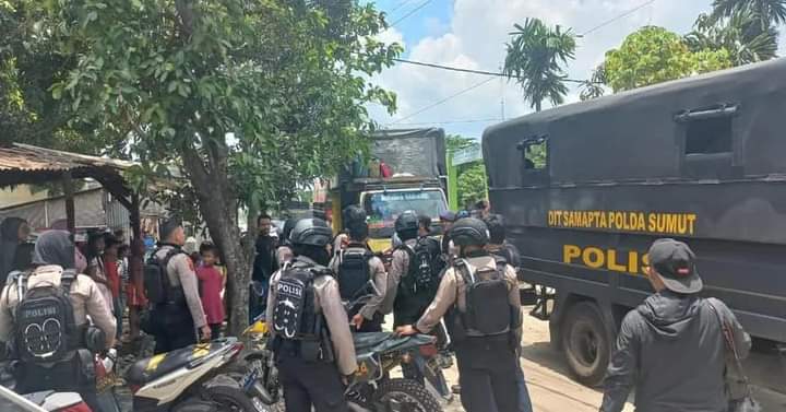 Puluhan personil gabungan Polda Sumut gerebek tempat perjudian di Jalan Jermal XV Puluhan personil gabungan Polda Sumut gerebek tempat perjudian di Jalan Jermal XV