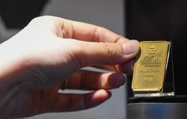 Emas tergelincir karena aksi ambil untung setelah tembus 2.000 dolar