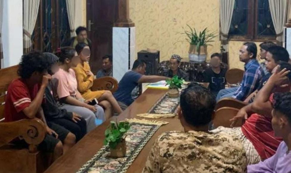 Bikin keributan, empat remaja yang bertamu di rumah warga Kalirejo diamankan polisi Bikin keributan, empat remaja yang bertamu di rumah warga Kalirejo diamankan polisi