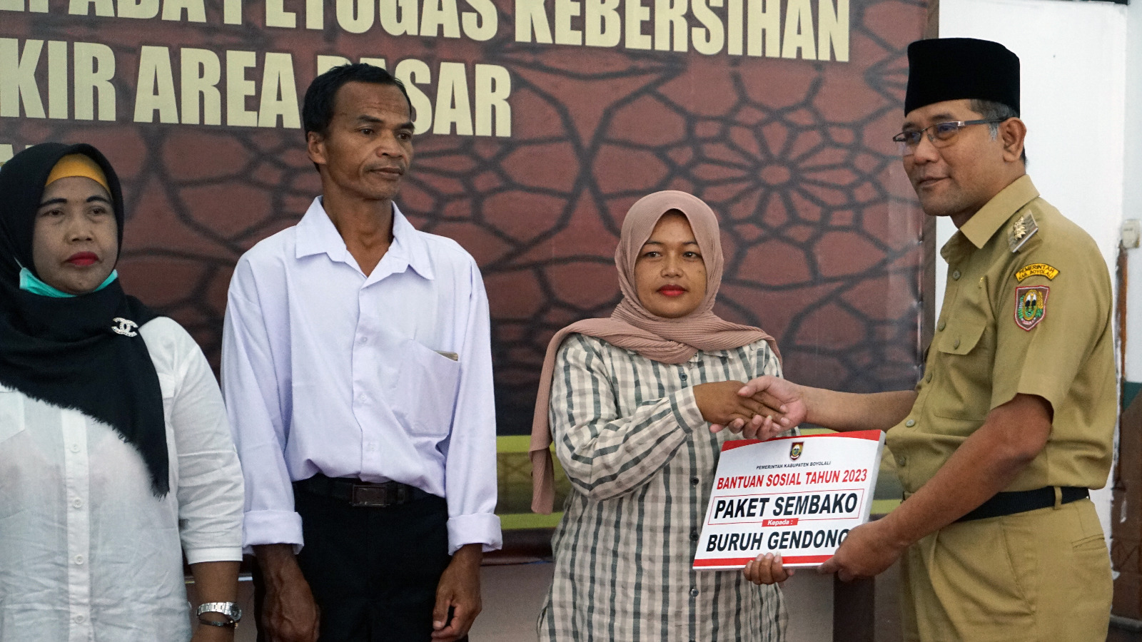Petugas kebersihan, buruh gendong dan petugas parkir di Boyolali terima bingkisan lebaran Petugas kebersihan, buruh gendong dan petugas parkir di Boyolali terima bingkisan lebaran