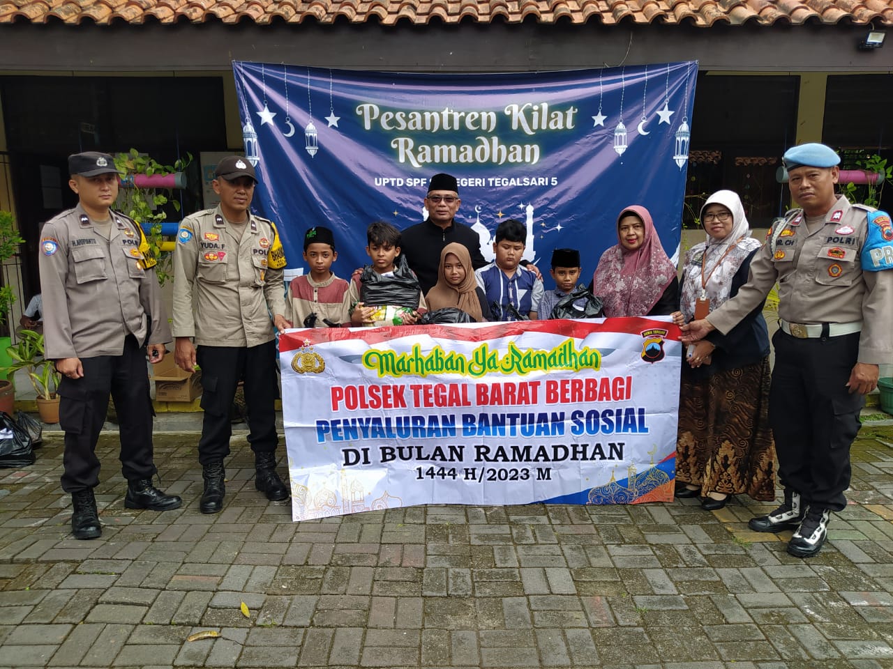Bersinergi dengan SDN Tegalsari 5, Polsek Tegal Barat bagi-bagi sembako Bersinergi dengan SDN Tegalsari 5, Polsek Tegal Barat bagi-bagi sembako
