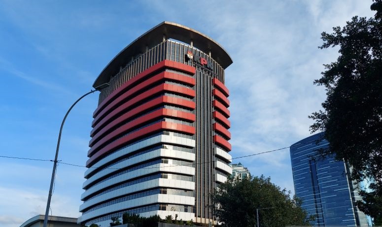 Empat orang terjaring OTT KPK di Semarang tiba di Gedung Merah Putih Empat orang terjaring OTT KPK di Semarang tiba di Gedung Merah Putih