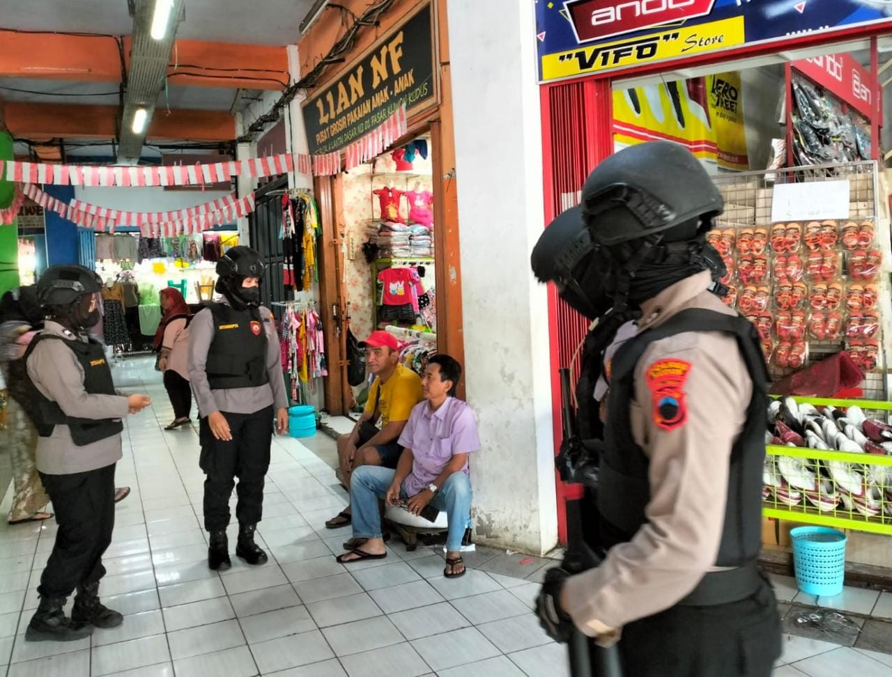 Berikan imbauan kamtibmas di pasar, Polres Kudus terjunkan Srikandi URCM Berikan imbauan kamtibmas di pasar, Polres Kudus terjunkan Srikandi URCM
