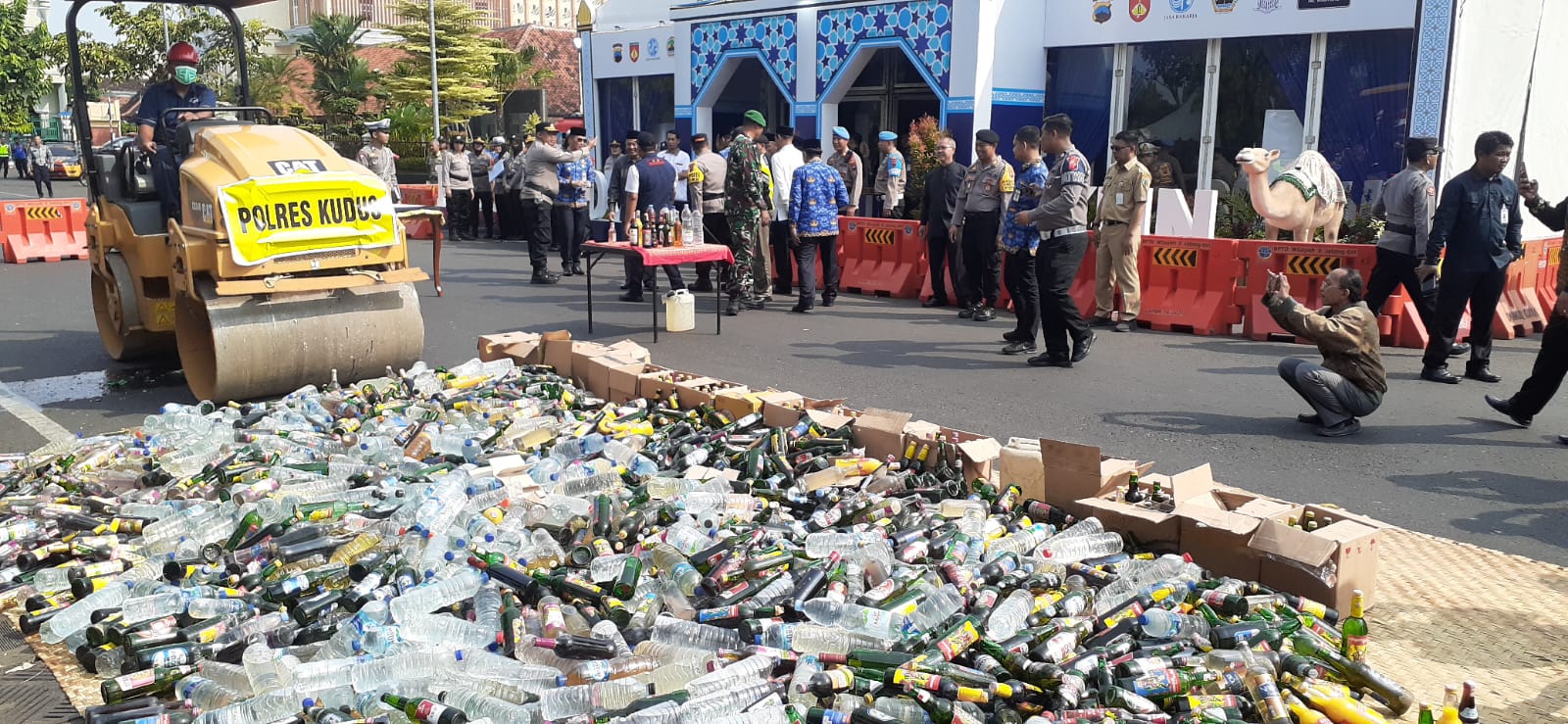 Hasil Operasi Pekat Ramadan, Polres Kudus musnahkan 1.361 botol miras Hasil Operasi Pekat Ramadan, Polres Kudus musnahkan 1.361 botol miras