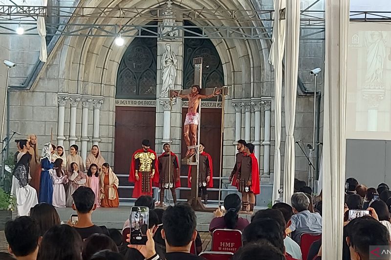 Prosesi Jalan Salib Katedral ajarkan kebersamaan atasi tantangan hidup Prosesi Jalan Salib Katedral ajarkan kebersamaan atasi tantangan hidup