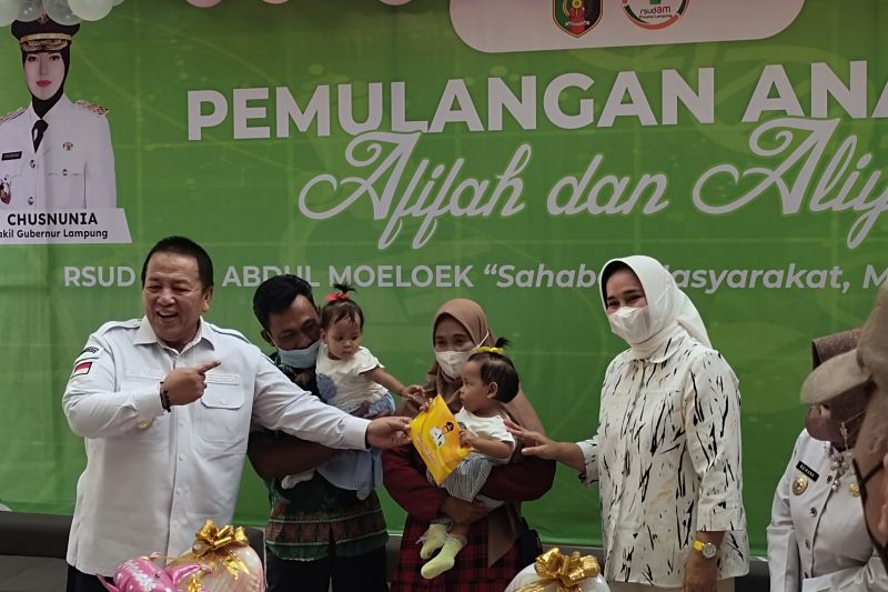 Dua bayi kembar siam telah diperbolehkan pulang dari RSUDAM Lampung Dua bayi kembar siam telah diperbolehkan pulang dari RSUDAM Lampung