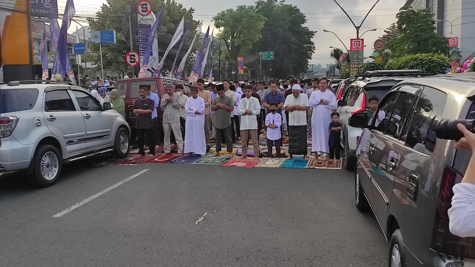 Warga Muhammadiyah Salatiga salat Idul Fitri 1444 H di halaman Mall Ramayana Warga Muhammadiyah Salatiga salat Idul Fitri 1444 H di halaman Mall Ramayana