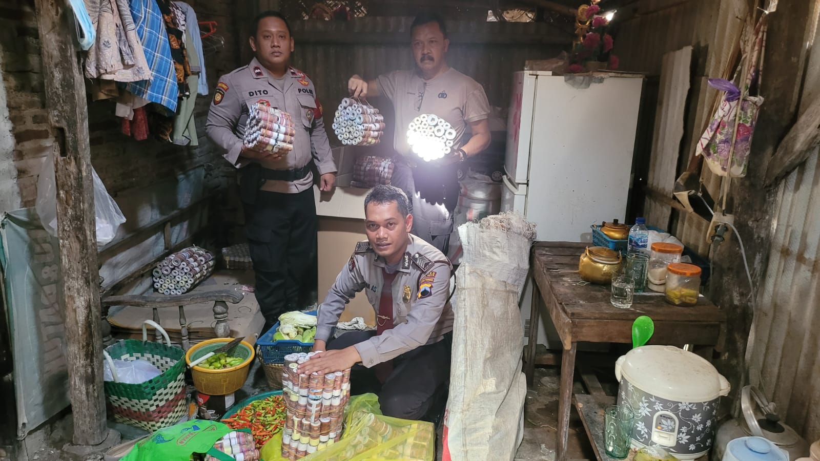Dipasarkan via medsos, ribuan petasan siap edar berhasil diamankan polisi Dipasarkan via medsos, ribuan petasan siap edar berhasil diamankan polisi