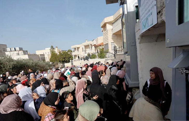 Masjid Al-Aqsa diserbu polisi Israel dan lukai tujuh warga Palestina Masjid Al-Aqsa diserbu polisi Israel dan lukai tujuh warga Palestina