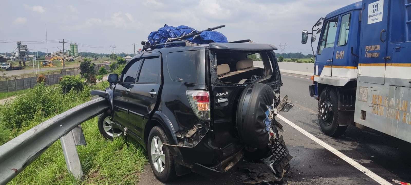 Istirahat di bahu jalan, mobil pemudik ditabrak mobil dari belakang Istirahat di bahu jalan, mobil pemudik ditabrak mobil dari belakang