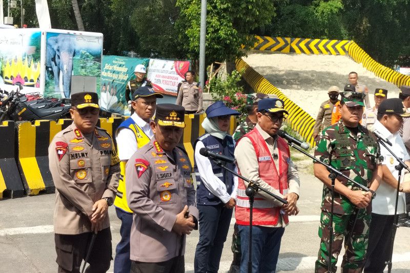 Kapolri, Panglima TNI dan Menhub pantau arus mudik di Bakauheni Kapolri, Panglima TNI dan Menhub pantau arus mudik di Bakauheni