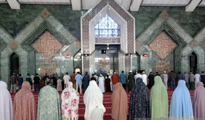 Seratusan warga Makassar tunaikan salat gerhana matahari