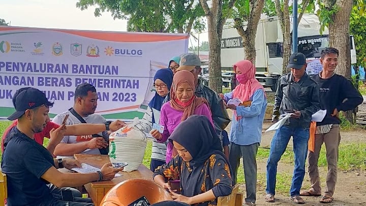 Ribuan KPM di Kecamatan Hinai antre ambil bantuan cadangan beras Ribuan KPM di Kecamatan Hinai antre ambil bantuan cadangan beras