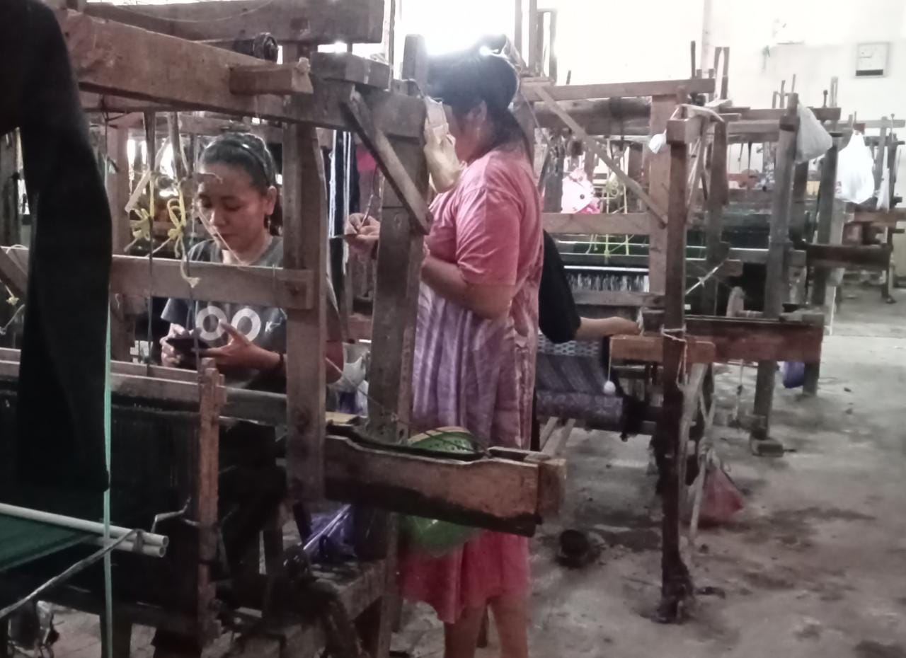 Berkah Ramadan, pesanan sarung tenun Goyor di Desa Pacul, Tegal meningkat