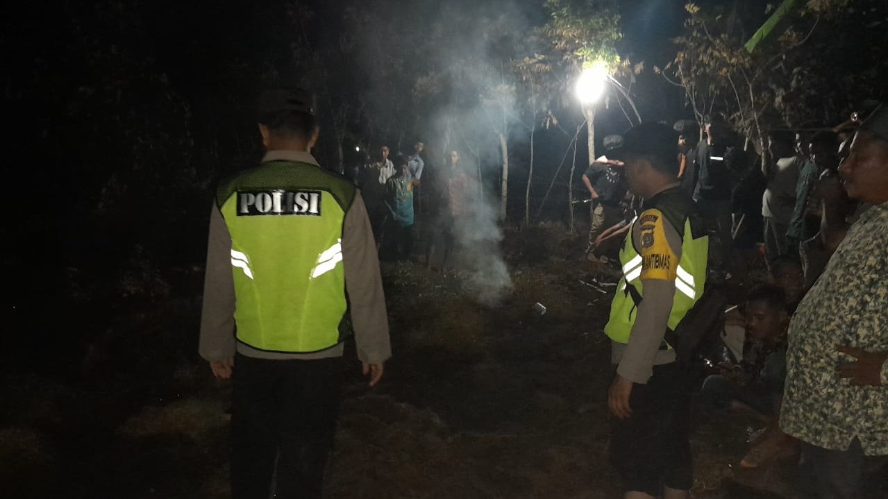 Polisi bantu warga padamkan kebakaran lahan di Tanah Jambo Aye Polisi bantu warga padamkan kebakaran lahan di Tanah Jambo Aye