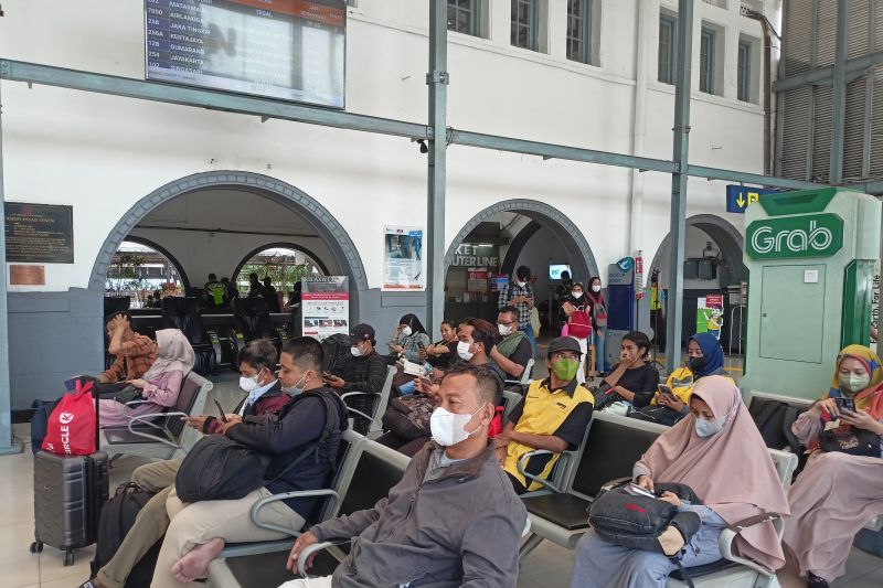 Stasiun Pasar Senen ramai pemudik yang berangkat lebih awal Stasiun Pasar Senen ramai pemudik yang berangkat lebih awal