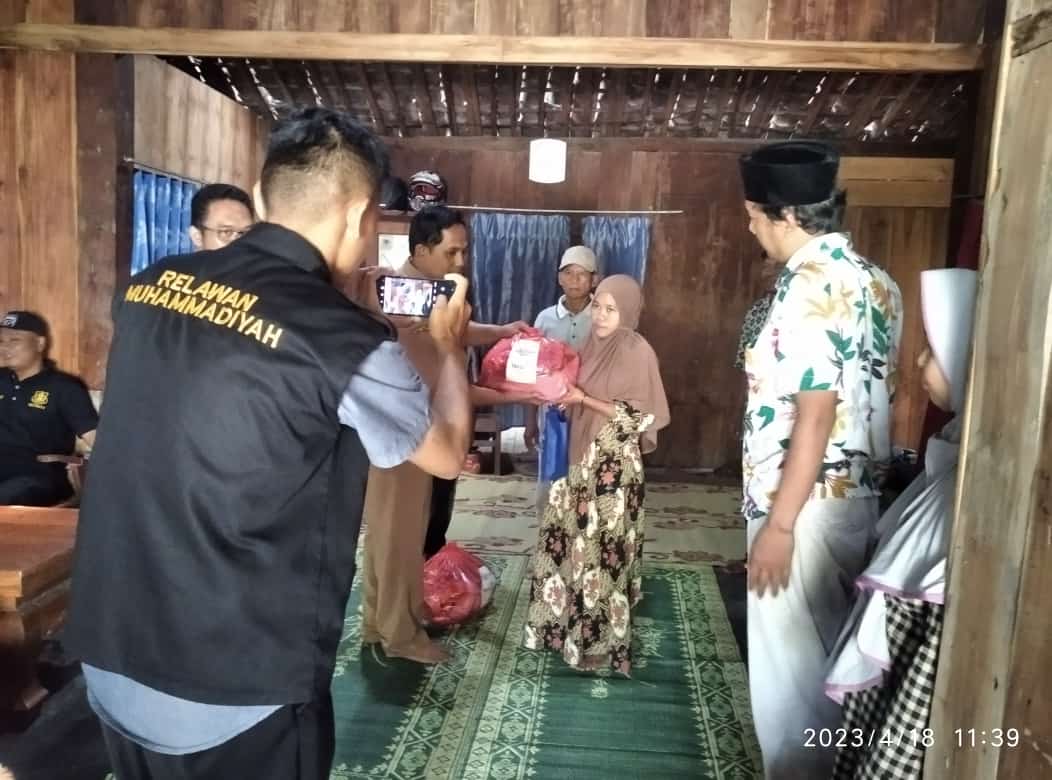 Lazismu salurkan paket sembako di Ranting Muhammadiyah Bandung Lazismu salurkan paket sembako di Ranting Muhammadiyah Bandung