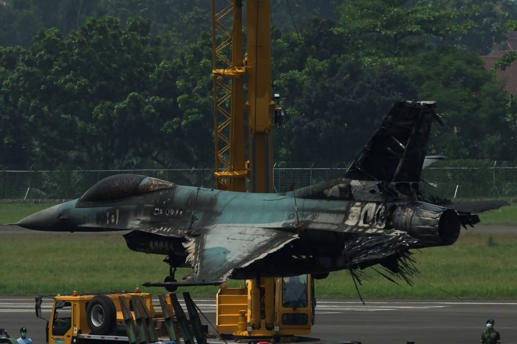 16 April 2015: Pesawat tempur F-16 terbakar di Halim Perdanakusuma