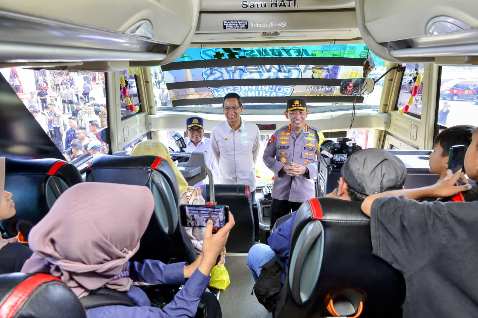 Kurangi beban jalan tol dan arteri, Kapolri lepas 434 bus mudik gratis Polri Presisi Kurangi beban jalan tol dan arteri, Kapolri lepas 434 bus mudik gratis Polri Presisi