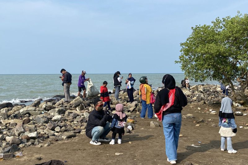 Pantai Eretan jadi destinasi wisata dadakan para pemudik di Indramayu Pantai Eretan jadi destinasi wisata dadakan para pemudik di Indramayu