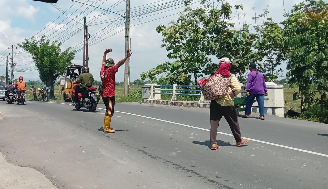 Perbaikan jalur mudik Sukoharjo selesai langsung ramai dilintasi pemudik Perbaikan jalur mudik Sukoharjo selesai langsung ramai dilintasi pemudik