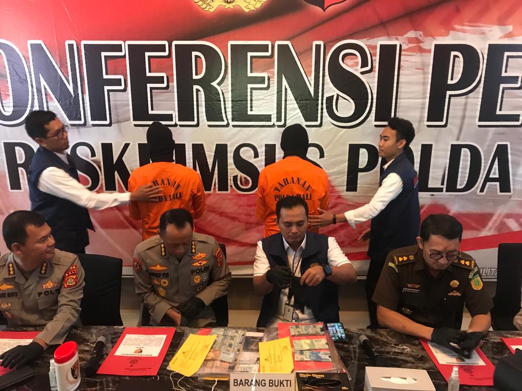 Polda Bali tangkap dua tersangka kasus dugaan pungli Polda Bali tangkap dua tersangka kasus dugaan pungli