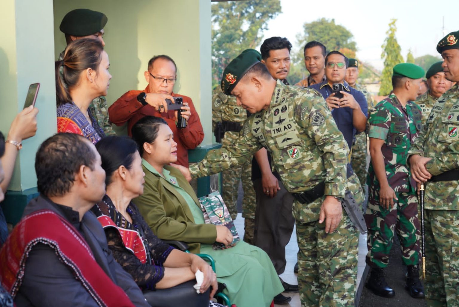 Pangkostrad dampingi Kasad pimpin persemayaman mendiang Serka Anumerta Robertus Simbolon Pangkostrad dampingi Kasad pimpin persemayaman mendiang Serka Anumerta Robertus Simbolon