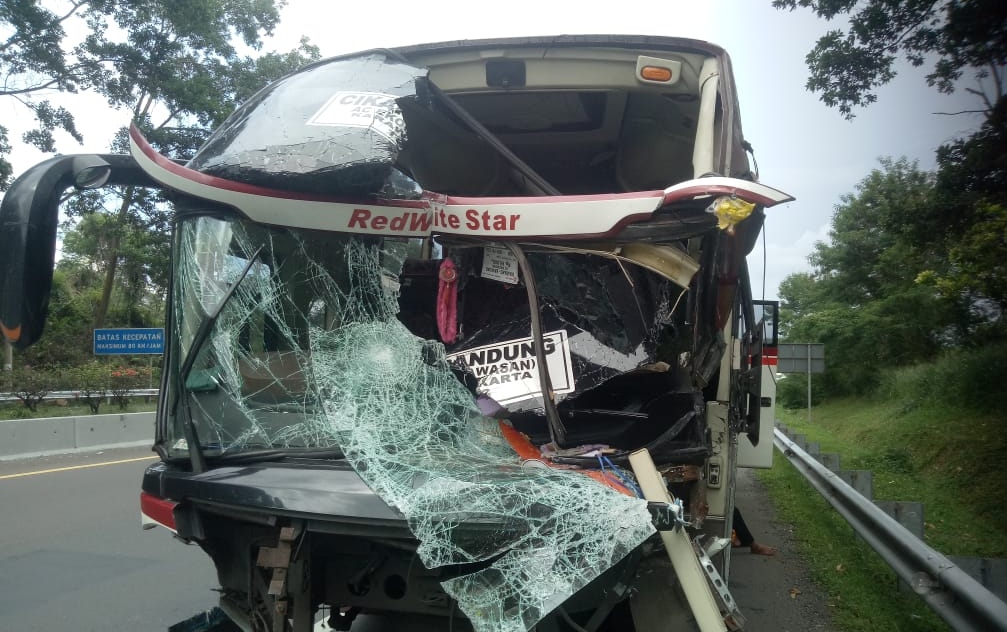 Truk muatan roti terbalik di tol Cipularang setelah ditabrak bus Truk muatan roti terbalik di tol Cipularang setelah ditabrak bus