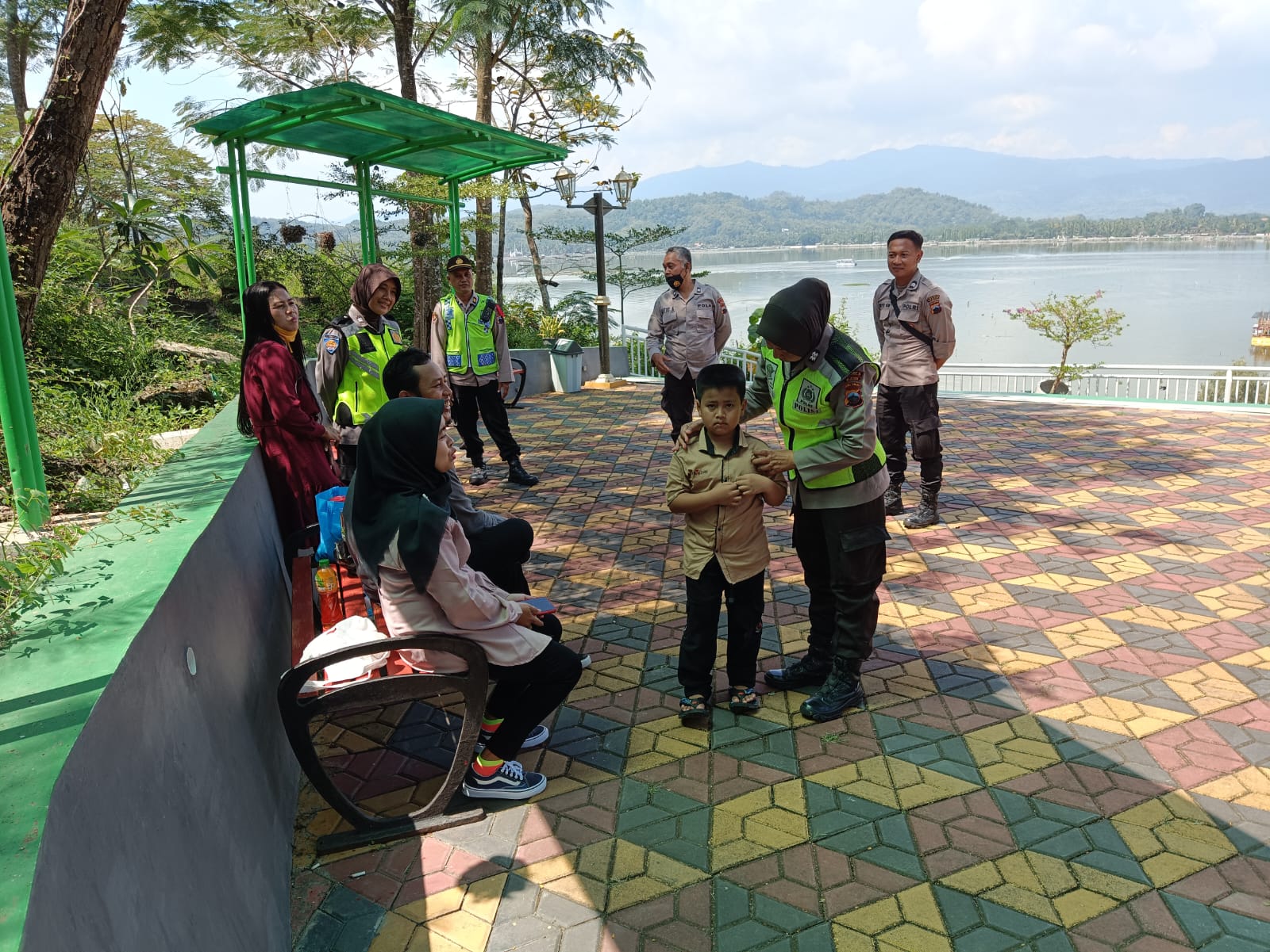 Polda Jateng kerahkan ribuan personel amankan obyek wisata pada H+2 Idul Fitri Polda Jateng kerahkan ribuan personel amankan obyek wisata pada H+2 Idul Fitri
